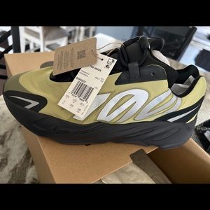 Yeezys 700 resin MNVN